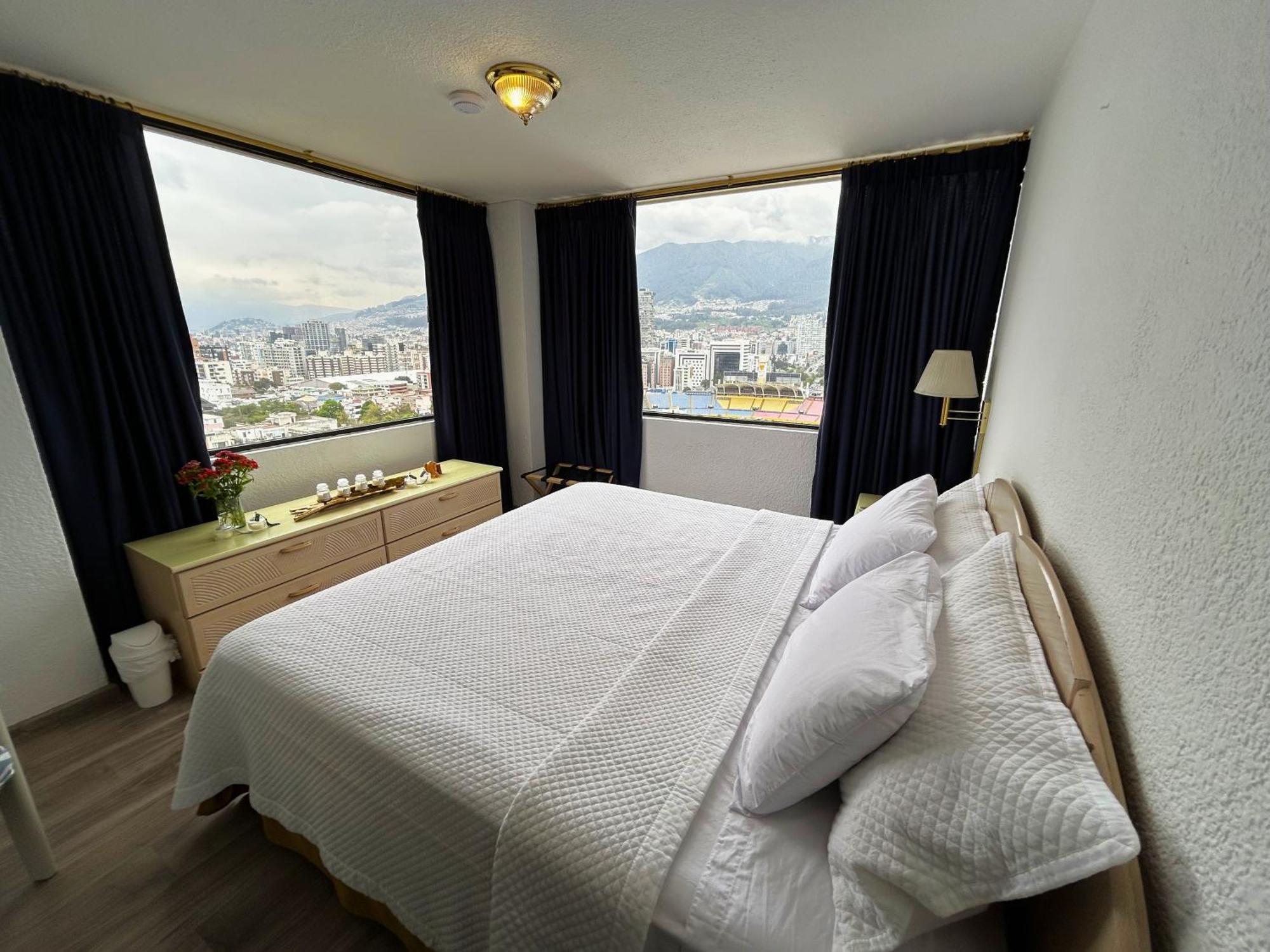 Stanford Suites Hotel Quito Habitación foto